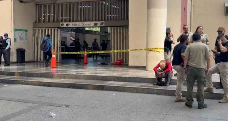 Hombre es apuñalado tras intentar defender a mujer en pelea de pareja en Monterrey, Nuevo León