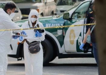Hombre muere al caer del transporte público en CDMX