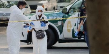 Hombre muere al caer del transporte público en CDMX