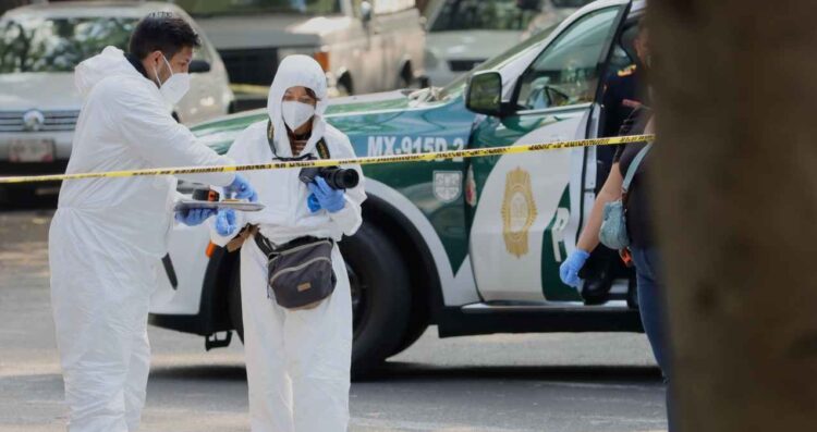 Hombre muere al caer del transporte público en CDMX