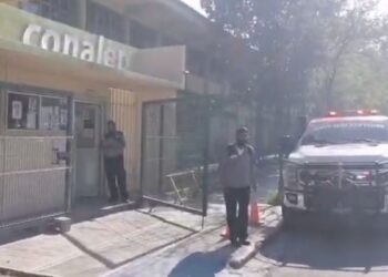 Incendio en bodega del Conalep moviliza a cuerpos de emergencia en Monterrey, Nuevo León
