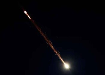 Irán lanza nueva ofensiva con misiles contra Israel; reportan heridos y daños