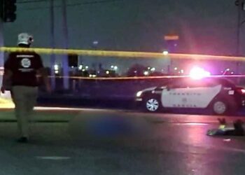 Joven motociclista pierde la vida al chocar contra la base de un semáforo en García, Nuevo León
