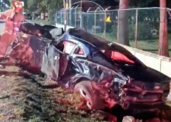 Joven pierde el control y colisiona contra una barda en Montemorelos, Nuevo León; hay 3 lesionados