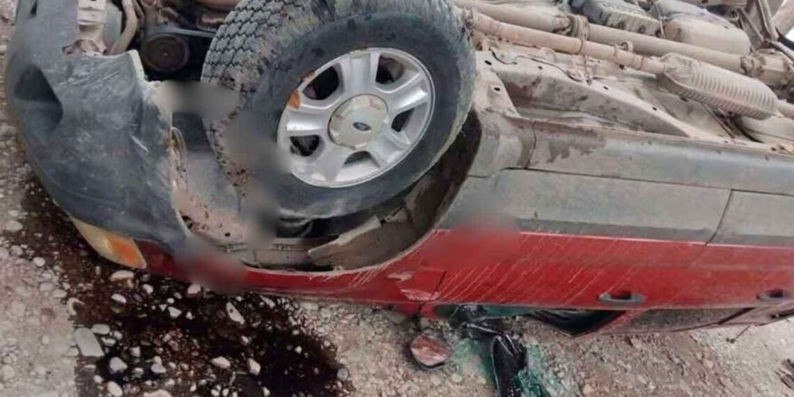 Jovencita vuelca camioneta Ocampo