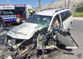 Jovencito choca contra árbol y queda prensado en Apodaca, Nuevo León