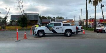Jovencito pierde la vida al impactarse contra un camión en Linares, NL; estaba a días de graduarse