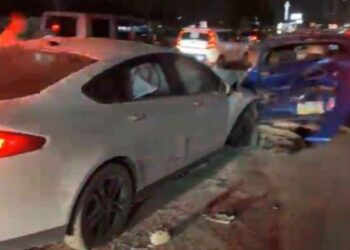 menores de edad vehículo estacionado