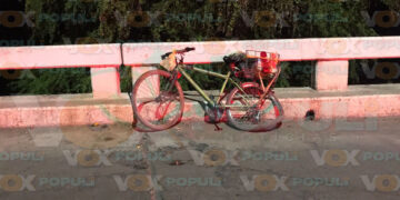 Jóvenes en moto sin luces chocan contra ciclista en Ciudad Victoria, Tamaulipas