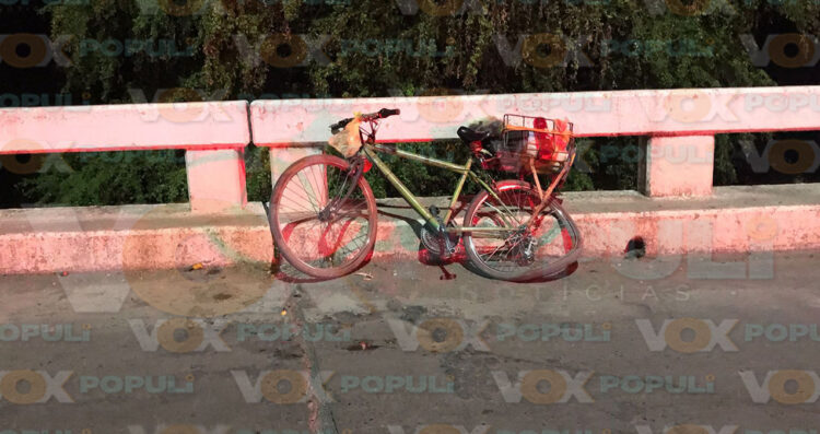 Jóvenes en moto sin luces chocan contra ciclista en Ciudad Victoria, Tamaulipas