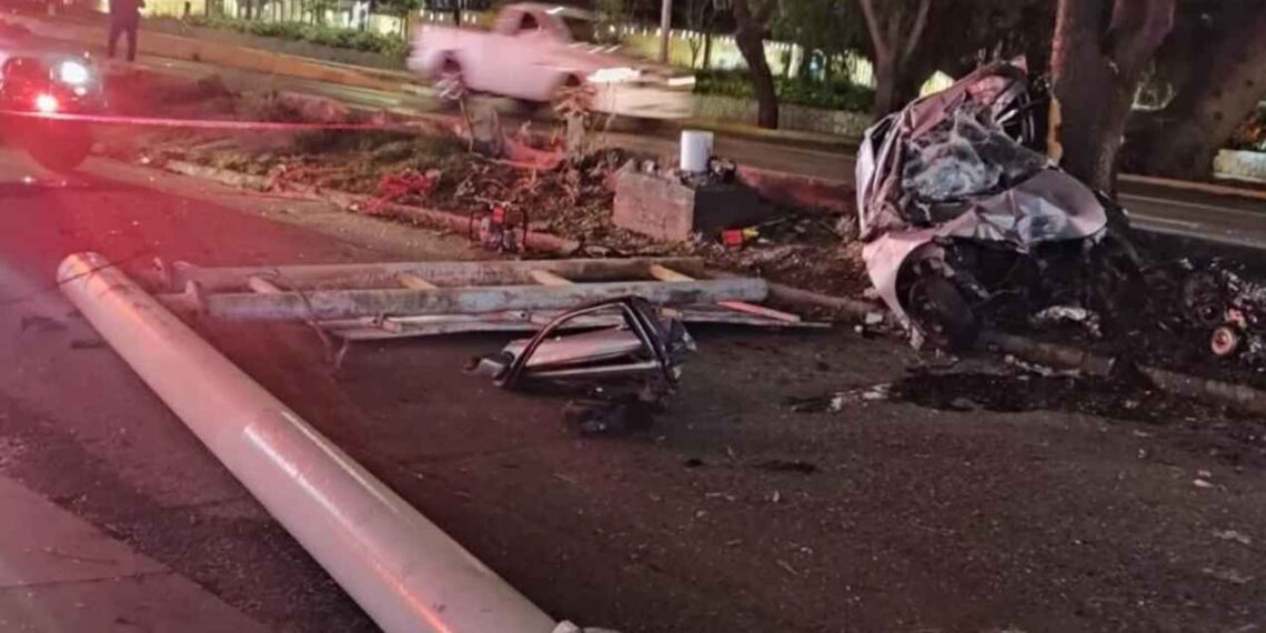 Jóvenes quedan prensados tras fuerte choque en Zapopan, Jalisco