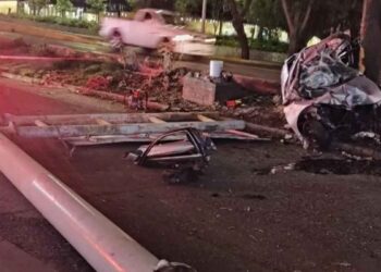 Jóvenes quedan prensados tras fuerte choque en Zapopan, Jalisco