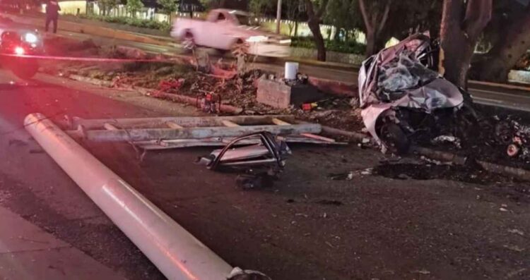 Jóvenes quedan prensados tras fuerte choque en Zapopan, Jalisco