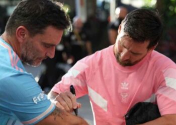 Julián Gil cumple su sueño conoce a Messi y se tatúa su firma