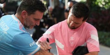 Julián Gil cumple su sueño conoce a Messi y se tatúa su firma