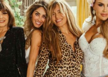 Karol G regresa con “Tropicoqueta” y revive telenovelas mexicanas