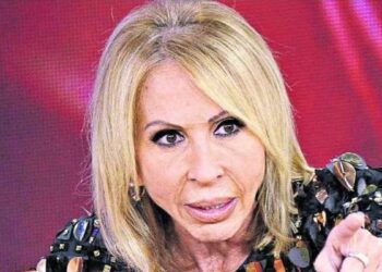 Laura Bozzo se va molesta tras ser cuestionada por demanda de Irina Baeva y Gabriel Soto
