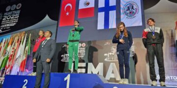 Laura Burgos se corona bicampeona mundial de Muay Thai en Turquía