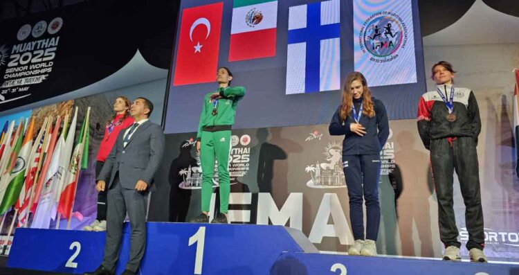 Laura Burgos se corona bicampeona mundial de Muay Thai en Turquía