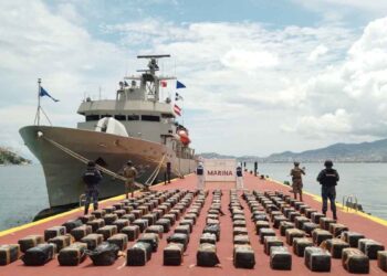 Marina asegura semisumergible con 3.5 toneladas de cocaína en Guerrero
