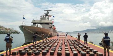 Marina asegura semisumergible con 3.5 toneladas de cocaína en Guerrero