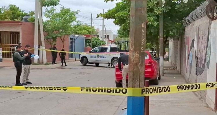 Matan a mujer frente a secundaria en Culiacán; su hijo presenció el crimen