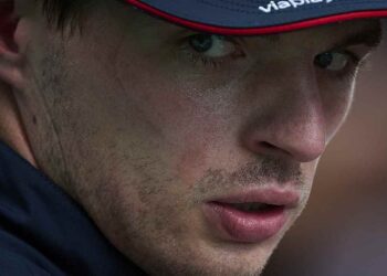 Max Verstappen estalla contra Russell tras perder en España