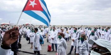 Médicos cubanos contratados por México no trabajan bajo condiciones forzadas: Claudia Sheinbaum