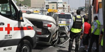 Monterrey: Automovilista pierde el control y termina volcado en la Avenida Garza Sada