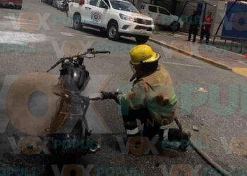 Motocicleta se incendia frente a escuela en Ciudad Victoria, Tamaulipas