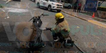 Motocicleta se incendia frente a escuela en Ciudad Victoria, Tamaulipas