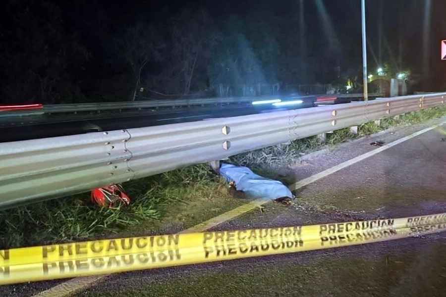 Motociclista fallece al chocar contra barandal metálico en la Carretera Nacional de Santiago, NL