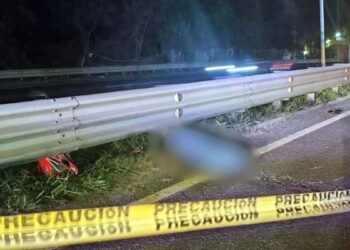 Motociclista fallece al chocar contra barandal metálico en la Carretera Nacional de Santiago, NL