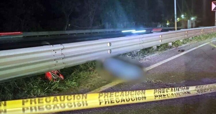 Motociclista fallece al chocar contra barandal metálico en la Carretera Nacional de Santiago, NL
