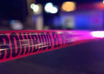 Motociclista pierde el control y choca contra muro en puente de Nuevo Laredo, Tamaulipas
