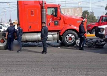 Motociclista pierde la vida tras derrapar y ser arrollado en Edomex