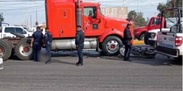 Motociclista pierde la vida tras derrapar y ser arrollado en Edomex
