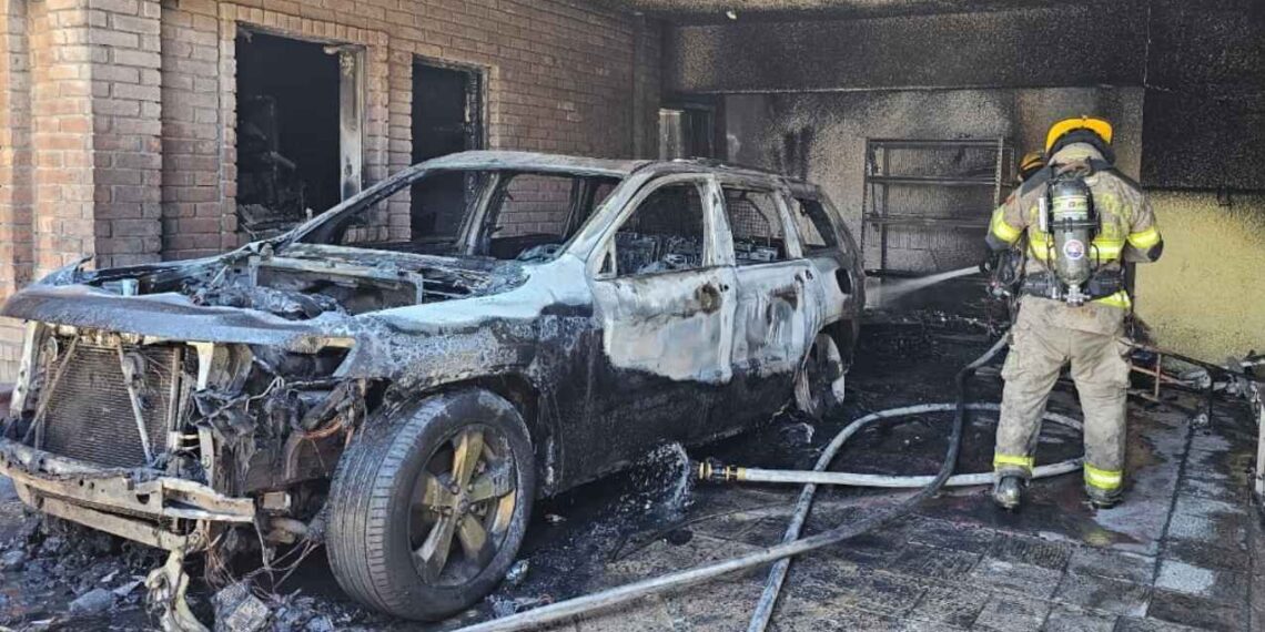 Muere joven tras incendio en su casa al pasar corriente a un auto en San Pedro, Nuevo León