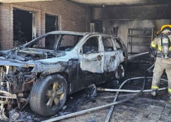 Muere joven tras incendio en su casa al pasar corriente a un auto en San Pedro, Nuevo León