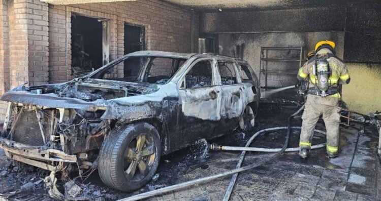 Muere joven tras incendio en su casa al pasar corriente a un auto en San Pedro, Nuevo León