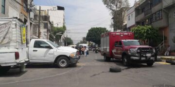 Muere policía electrocutado al caer desde la azotea de su casa en CDMX