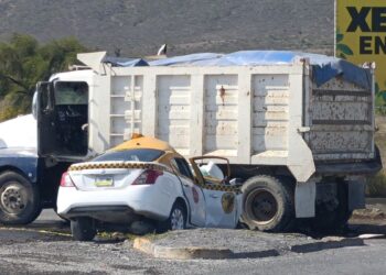 Muere taxista tras chocar contra camión de volteo en García, Nuevo León