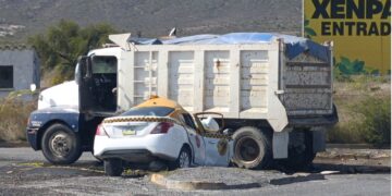 Muere taxista tras chocar contra camión de volteo en García, Nuevo León