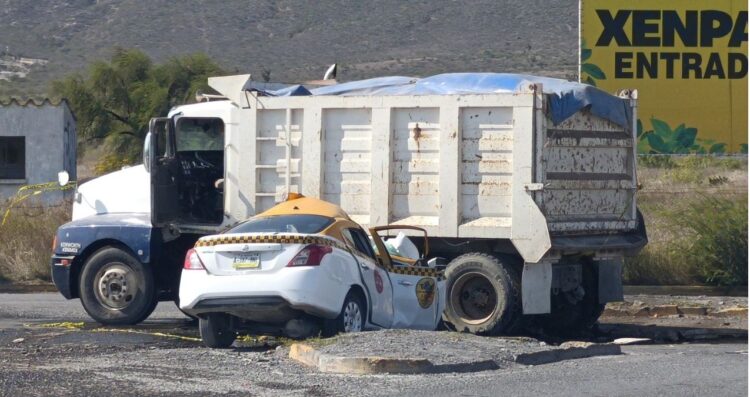Muere taxista tras chocar contra camión de volteo en García, Nuevo León