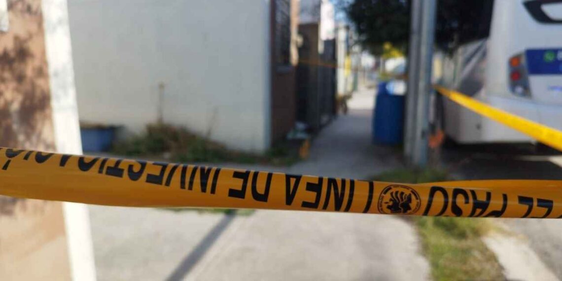 Muere trabajador tras caer de una escalera en plaza de San Nicolás, Nuevo León