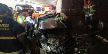 Mueren dos jóvenes tras estrellarse contra muro en CDMX