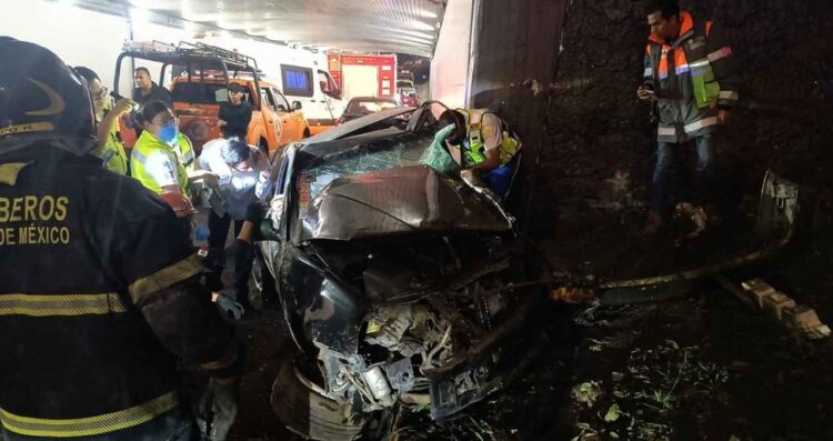 Mueren dos jóvenes tras estrellarse contra muro en CDMX