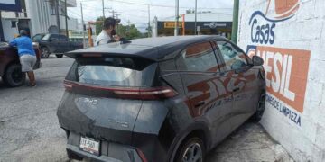 Mujer choca contra barda tras ignorar alto en Ciudad Victoria, Tamaulipas