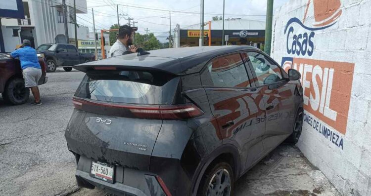 Mujer choca contra barda tras ignorar alto en Ciudad Victoria, Tamaulipas