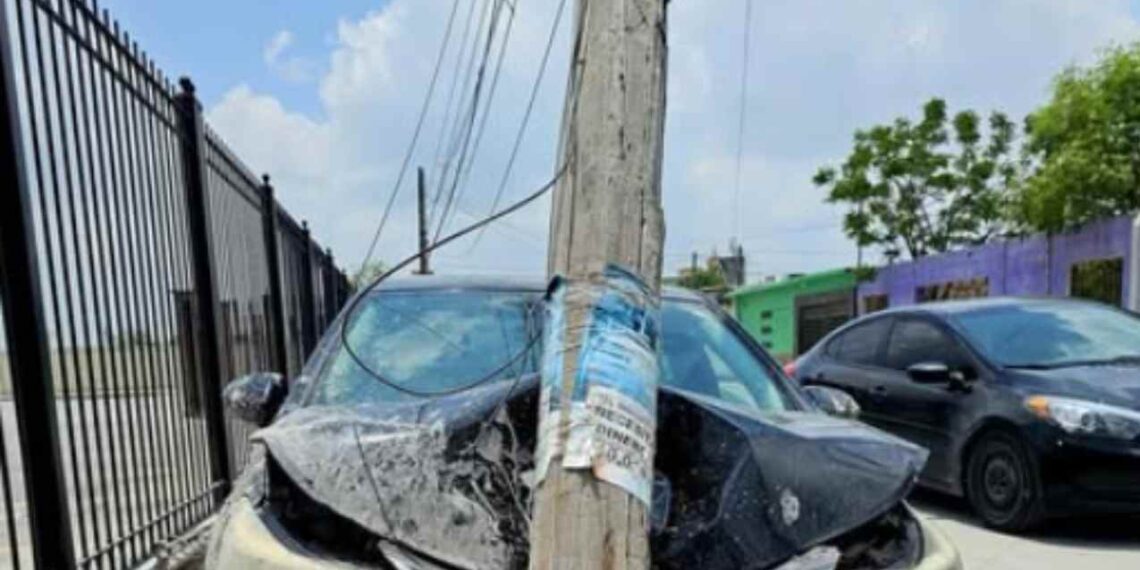 Mujer choca contra poste y huye del lugar en Matamoros, Tamaulipas 